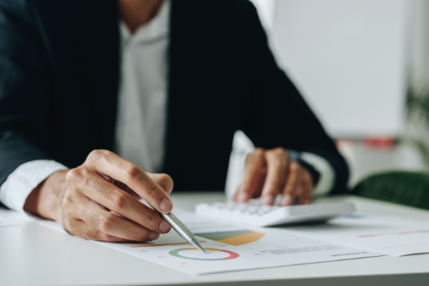 Fernando Trabach Filho analisa os dilemas entre manter a responsabilidade fiscal e sustentar os investimentos sociais no Brasil.