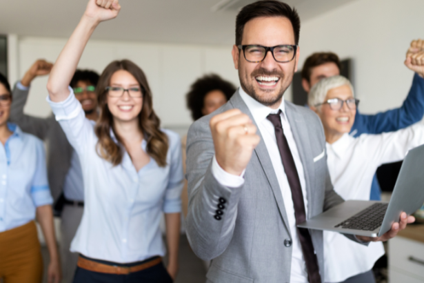 Fernando Bruno Crestani mostra que a localização estratégica próxima ao transporte público valoriza o imóvel e atrai compradores.