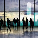 Alex Nabuco dos Santos analisa como juros, inflação e PIB afetam as decisões de compra e investimento em imóveis.