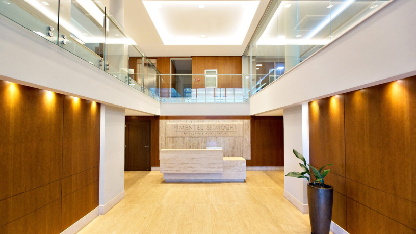 Durante a recuperação judicial, a venda de ativos depende de autorização e planejamento estratégico. Rodrigo Gonçalves Pimentel orienta empresas sobre como conduzir esse processo corretamente.