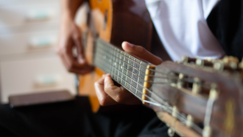 Soluções construtivas adequadas elevam o conforto térmico e acústico em edifícios. Valderci Malagosini Machado destaca a importância da escolha técnica.